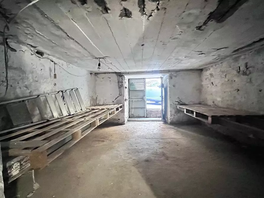 Immagine 1 di Magazzino in vendita  in Via Tommaso Belloro a Savona