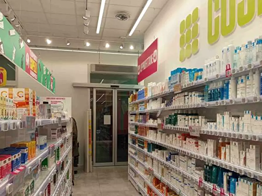 Immagine 3 di Showroom in vendita  in Via Sestri 63 a Genova