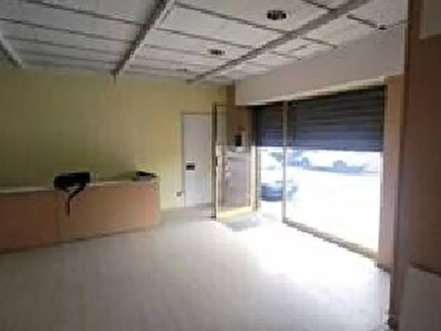 Immagine 3 di Locale commerciale in vendita  in Via Cirano Bellotto 21R a Quiliano
