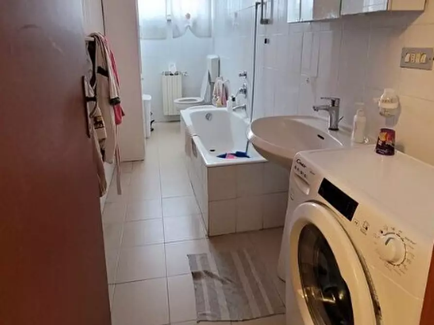 Immagine 4 di Pentalocale in vendita  in Via Ugo Foscolo 128/3 a La Spezia