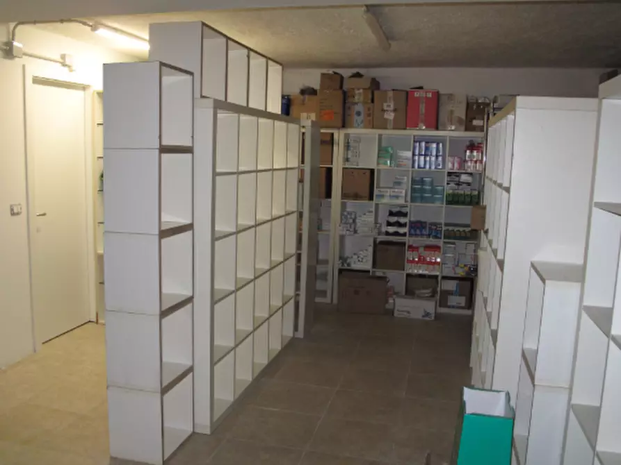 Immagine 3 di Magazzino in vendita  in Via Fratelli Canepa 48A a Serra Riccò