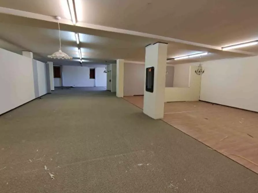 Immagine 6 di Showroom in vendita  in Corso Giuseppe Garibaldi 177 a Gattinara