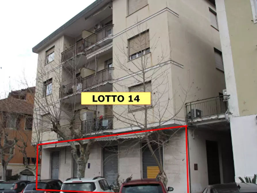 Immagine 1 di Locale commerciale in vendita  in Via Fratelli Canepa 48D a Serra Riccò