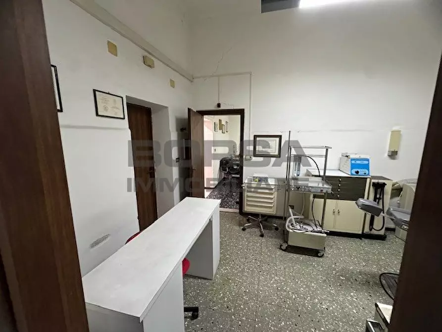 Immagine 16 di Ufficio in vendita  a Livorno