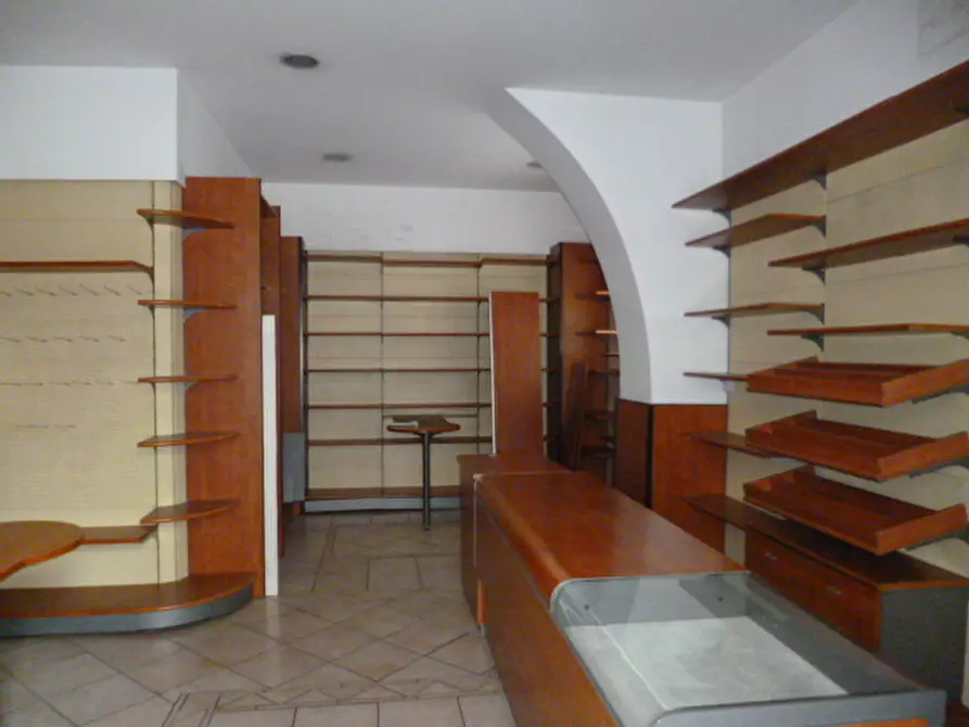 Immagine 5 di Locale commerciale in affitto  a Ragusa