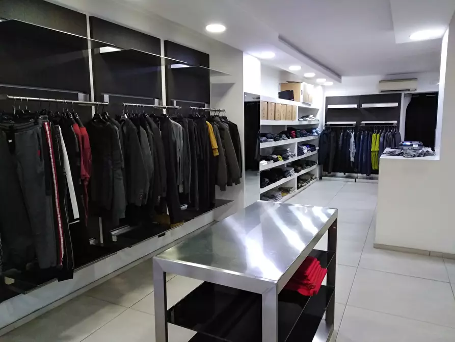 Immagine 2 di Locale commerciale in vendita  a Ragusa