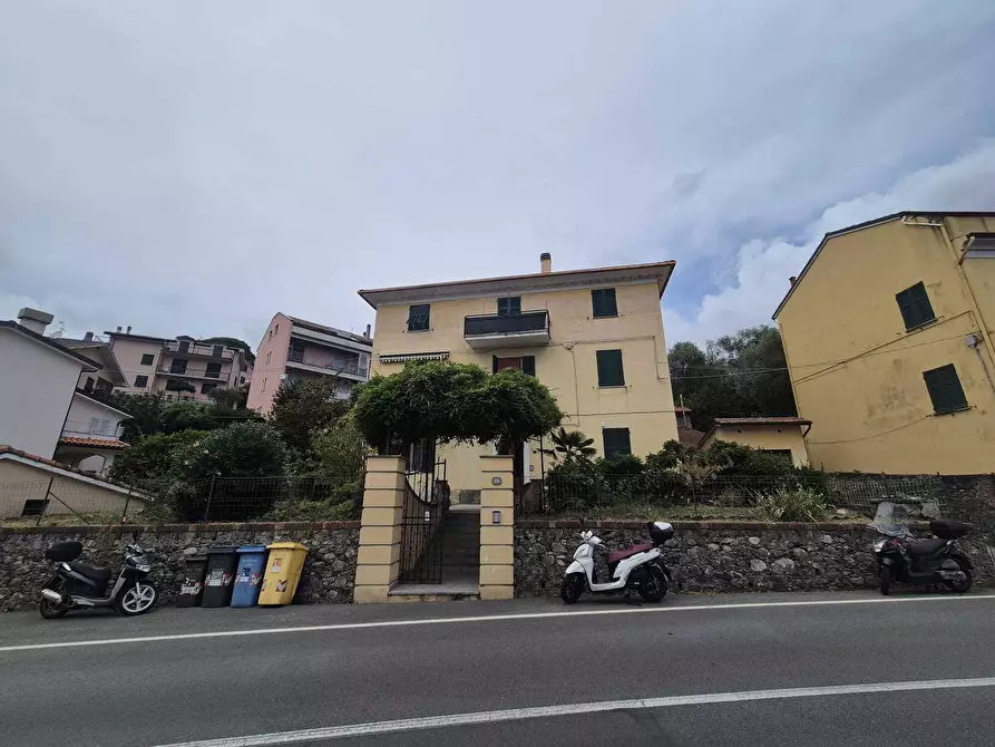 Immagine 1 di Bilocale in vendita  in Via IV Novembre 69 a Casarza Ligure
