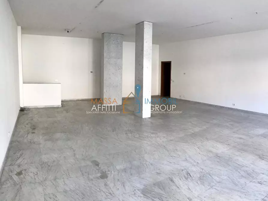 locale commerciale in vendita a Carrara in zona Avenza