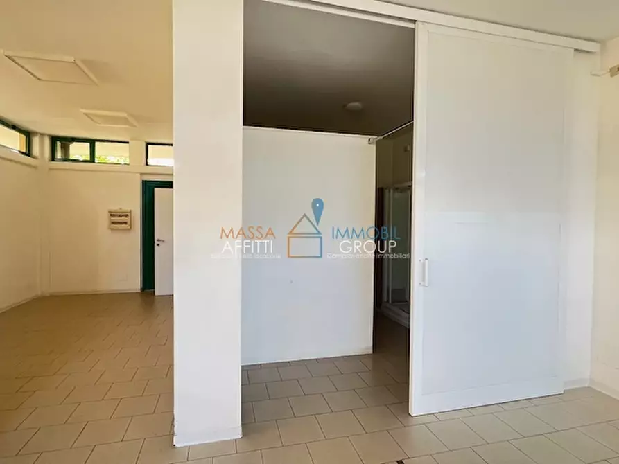 Immagine 13 di Locale commerciale in vendita  in Via Montegrappa 85 a Massa