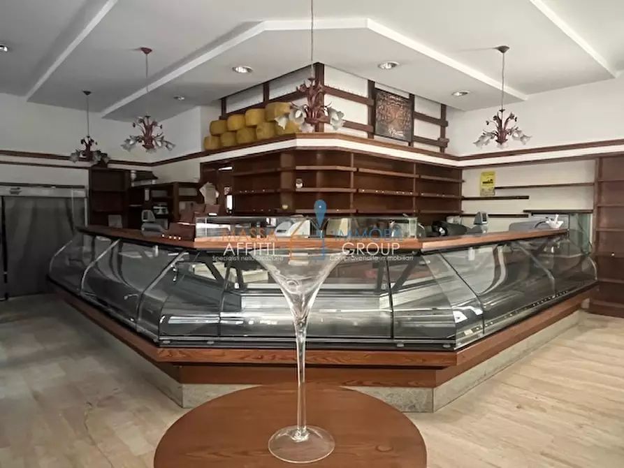 Immagine 1 di Locale commerciale in vendita  in Piazza Felice Palma 37 a Massa