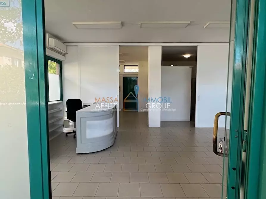 Immagine 1 di Locale commerciale in vendita  in Via Montegrappa 85 a Massa