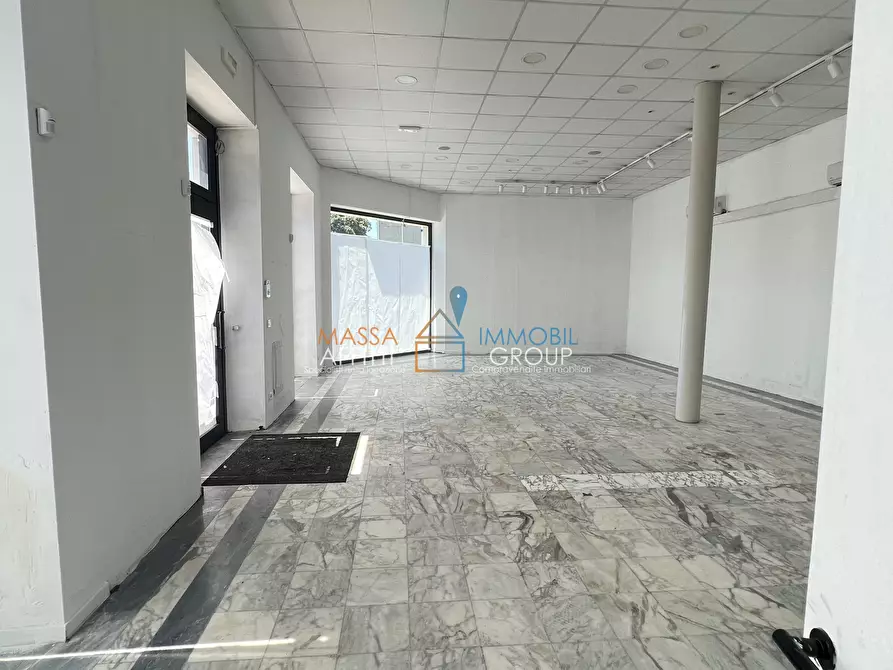 Immagine 12 di Locale commerciale in affitto  in Viale XX Settembre 199 a Carrara