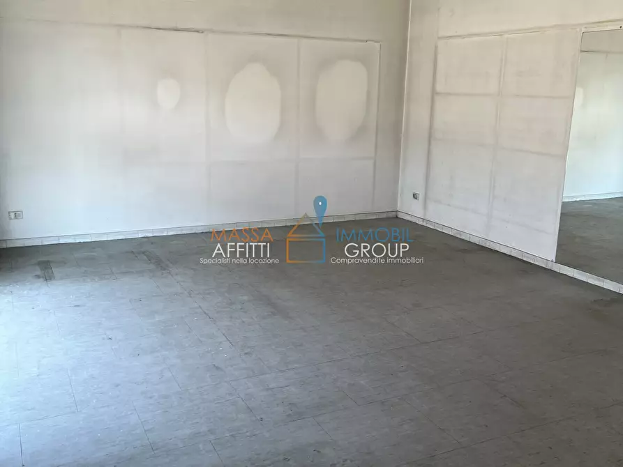 Immagine 5 di Locale commerciale in affitto  in Via G. Carducci 123 a Massa