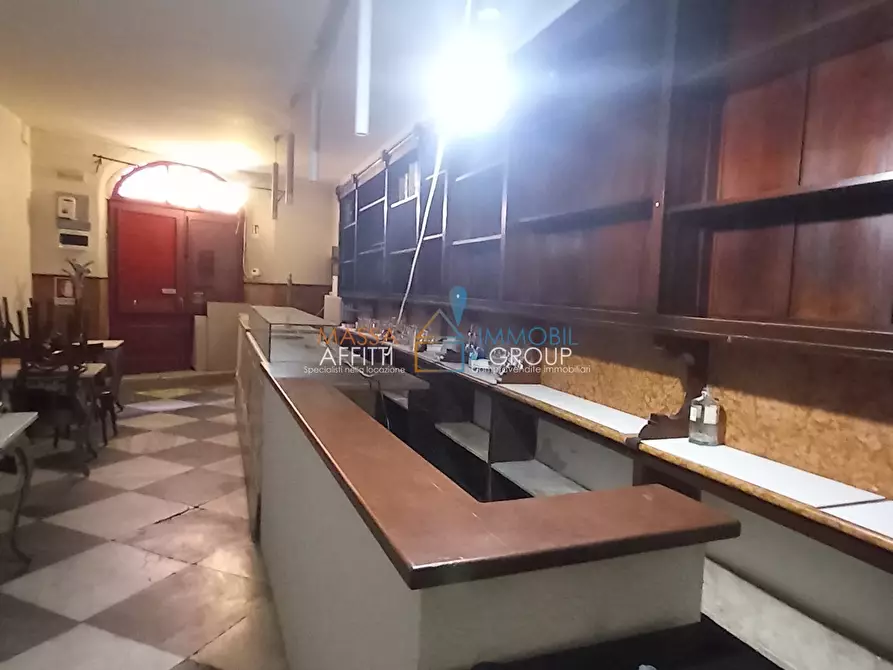 Immagine 2 di Locale commerciale in affitto  in Piazza Duomo 3 a Massa