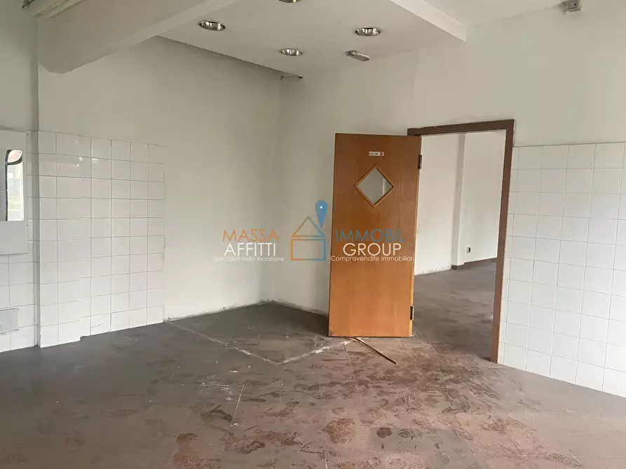 Immagine 6 di Locale commerciale in affitto  in Strada Statale 1 20 a Massa