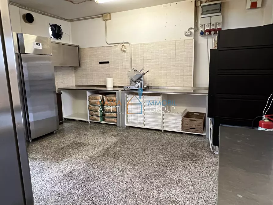 Immagine 16 di Locale commerciale in vendita  in Via degli Oliveti 12 a Massa