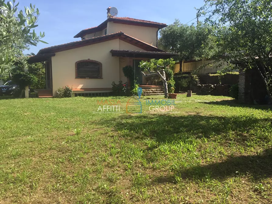 Immagine 2 di Villa in vendita  in Via dei Colli 88 a Massa