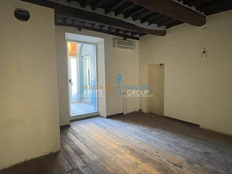 Immagine 9 di Locale commerciale in vendita  in Piazza Aranci 22 a Massa