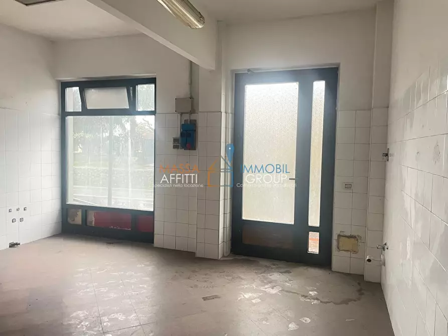 Immagine 9 di Locale commerciale in affitto  in Strada Statale 1 20 a Massa