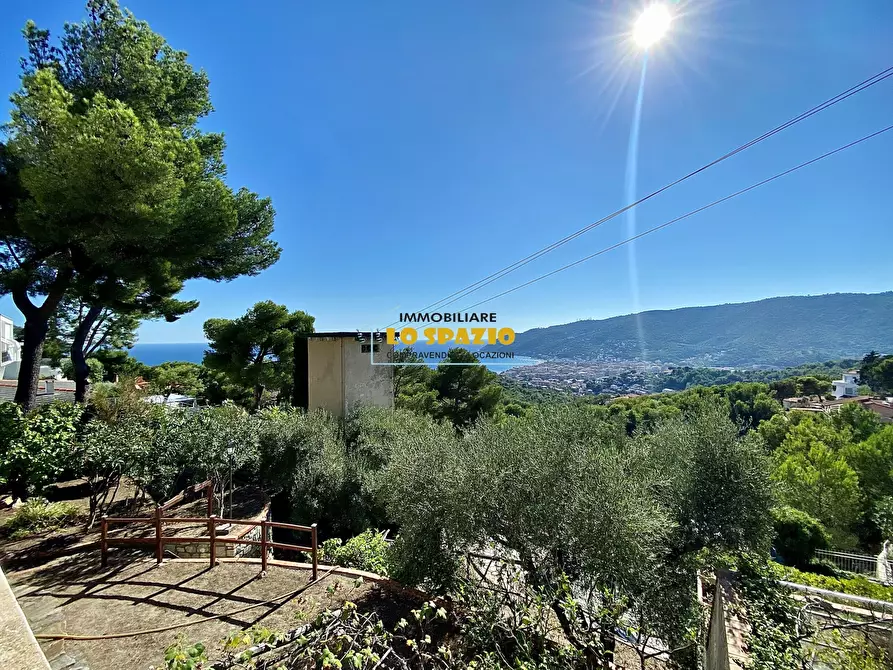 Immagine 12 di Trilocale in vendita  in Viale Olanda 12 a Andora
