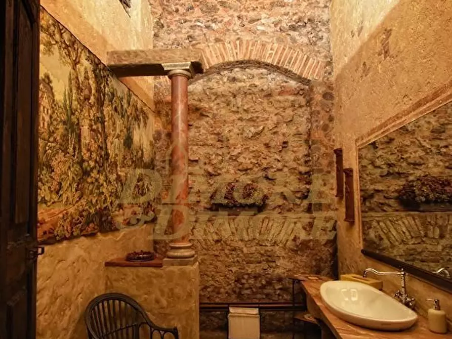 Immagine 21 di Villa in vendita  a Varese