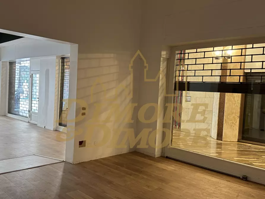 Immagine 6 di Locale commerciale in vendita  a Varese