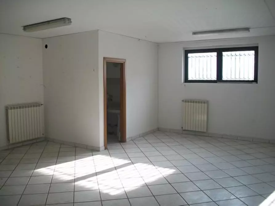 Immagine 13 di Locale commerciale in affitto  in VIA I.SILONE a Lanciano