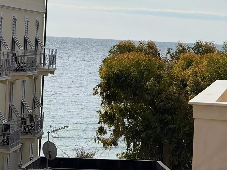 Immagine 31 di Trilocale in vendita  in V.le hanbury a Alassio