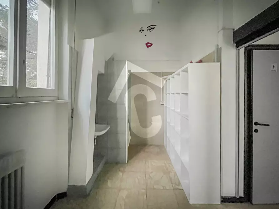 Immagine 10 di Locale commerciale in vendita  a Maiolati Spontini