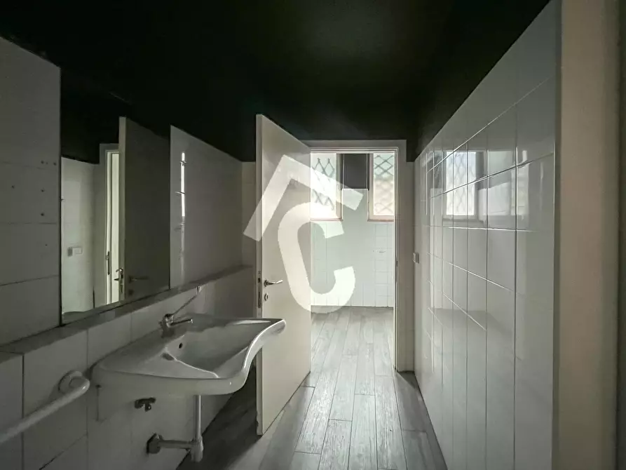 Immagine 16 di Locale commerciale in vendita  a Jesi