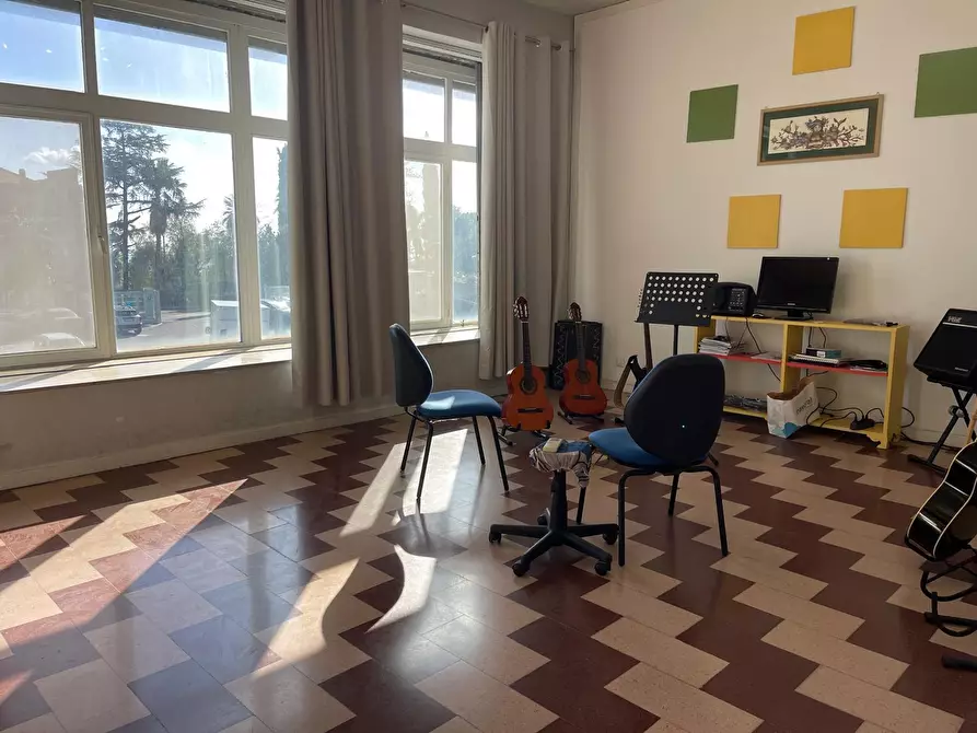 Immagine 11 di Locale commerciale in affitto  a Tremestieri Etneo