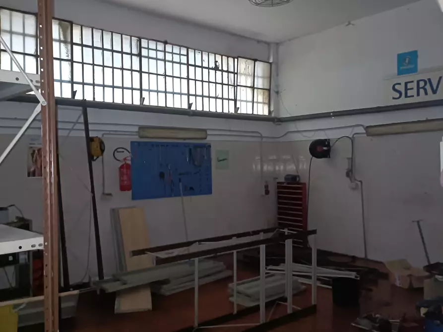 Immagine 18 di Locale commerciale in vendita  in Via Tullio Molteni 7R 9R a Genova