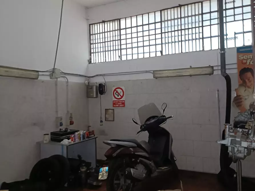 Immagine 19 di Locale commerciale in vendita  in Via Tullio Molteni 7R 9R a Genova
