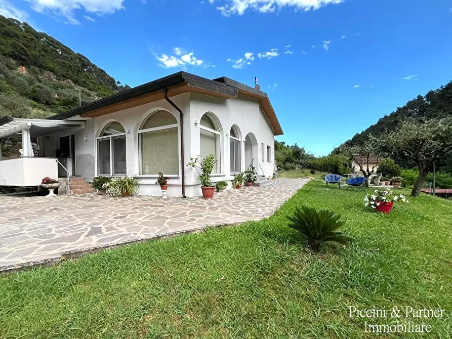 Immagine 3 di Villa in vendita  in Via Giovan Pietro Vitali a Massa
