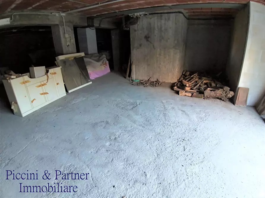 Immagine 4 di Garage in vendita  in Via Roma a Castiglione Del Lago