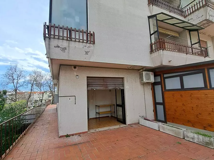 Immagine 14 di Locale commerciale in vendita  in via San Francesco d' Assisi 3 a Lanciano