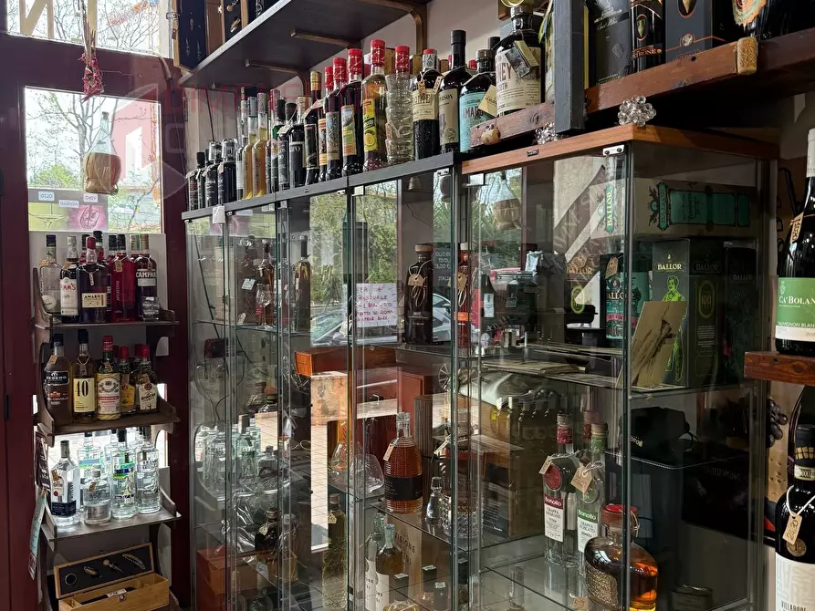 Immagine 5 di Attività commerciale in vendita  in Via Borghesiana a Roma