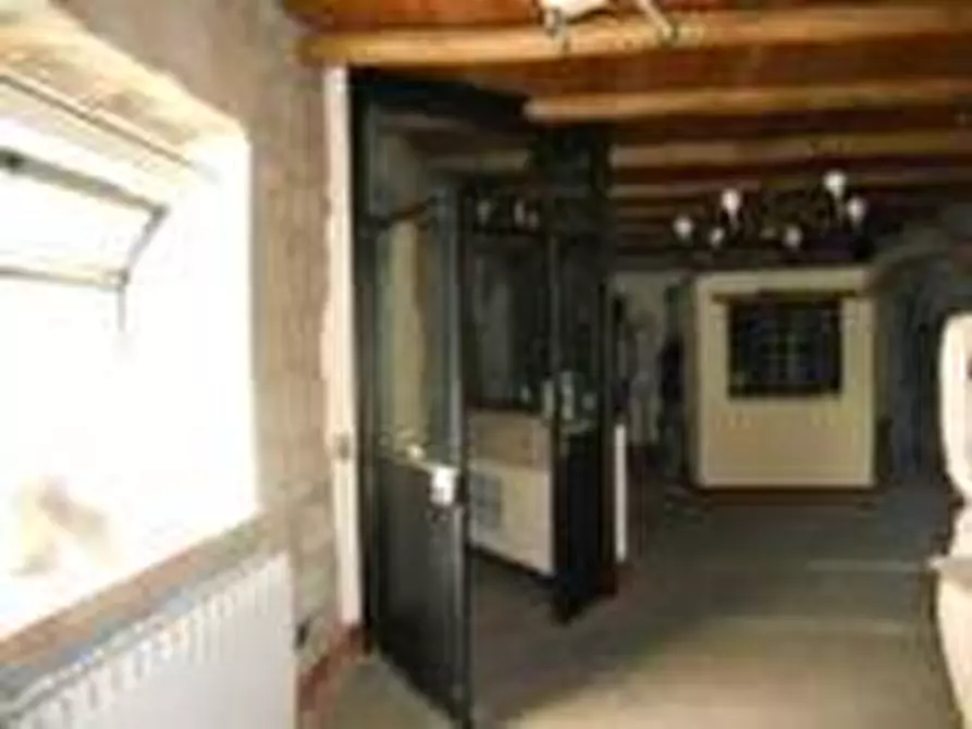 Immagine 19 di Locale commerciale in vendita  in Largo G. Roncacci 9 a Morlupo