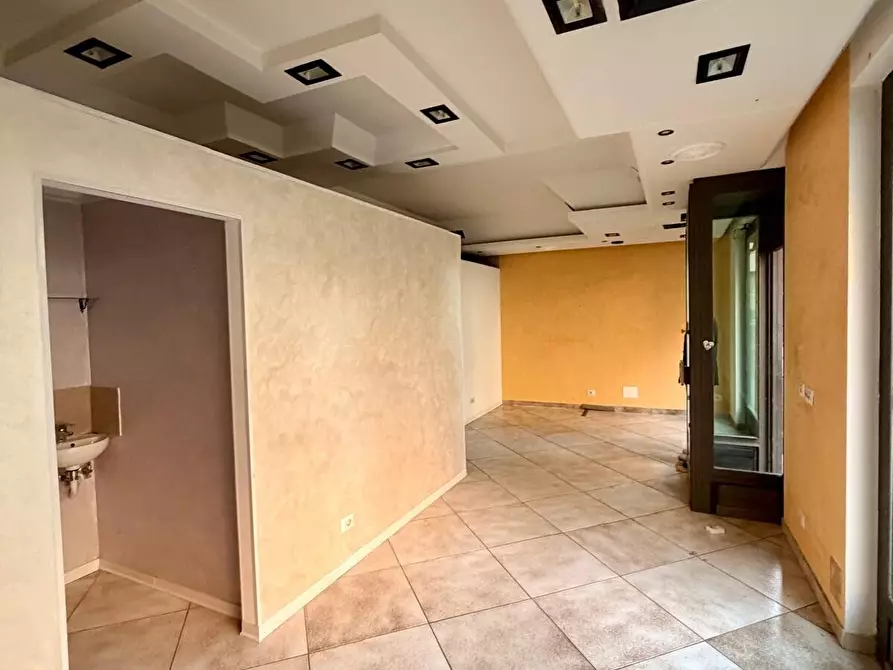 Immagine 7 di Locale commerciale in affitto  in Piazza Palmiro Togliatti a Scandicci