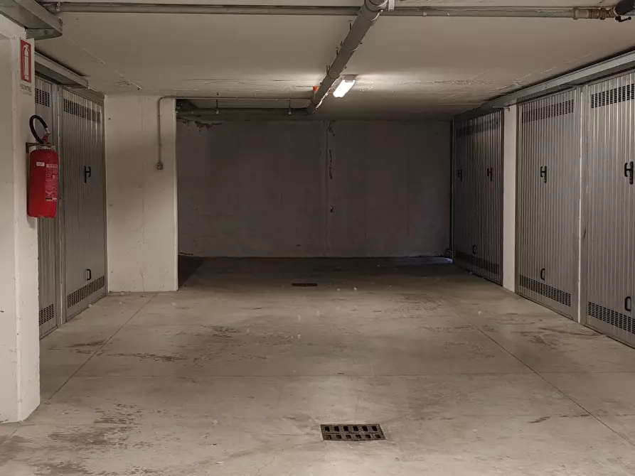 Immagine 1 di Garage in vendita  in Via Baracca a Firenze