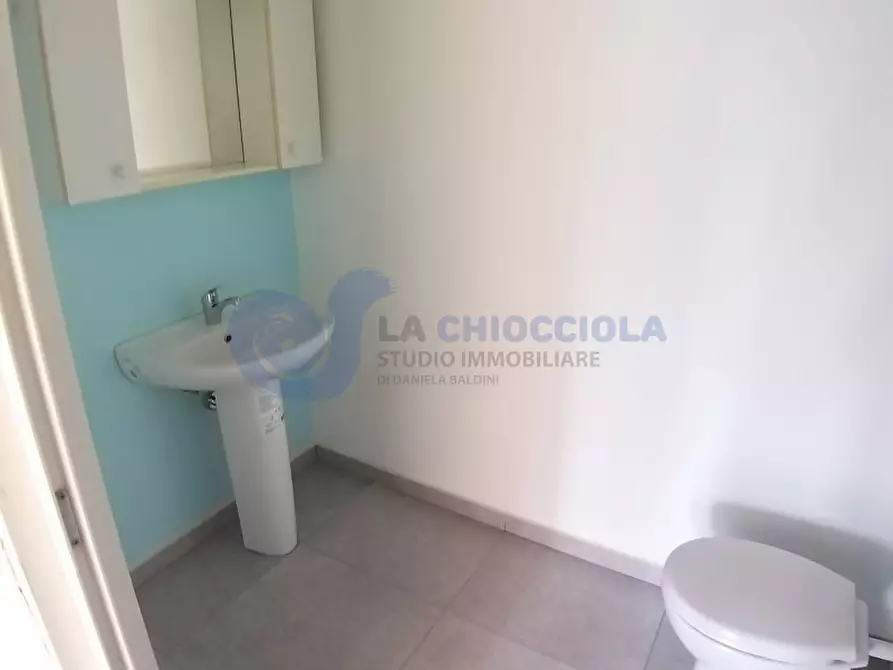 Immagine 17 di Locale commerciale in affitto  a Bologna