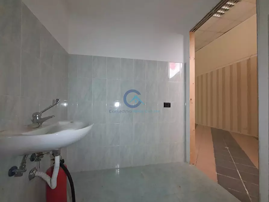 Immagine 6 di Locale commerciale in affitto  in Viale Magna Grecia 284 a Catanzaro