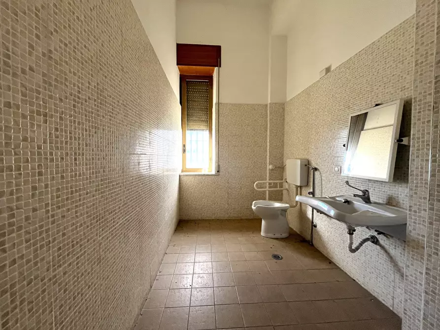 Immagine 8 di Ufficio in affitto  a Catanzaro