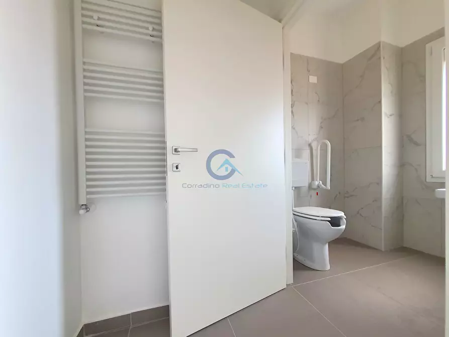 Immagine 7 di Ufficio in affitto  a Catanzaro