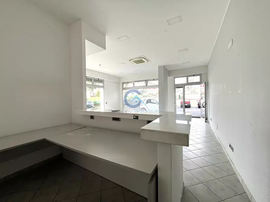 Immagine 5 di Locale commerciale in affitto  in Viale Crotone 237 a Catanzaro