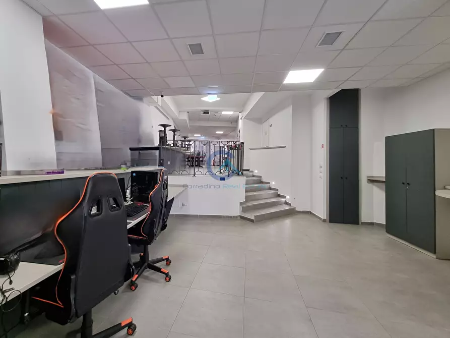 Immagine 10 di Locale commerciale in vendita  a Catanzaro