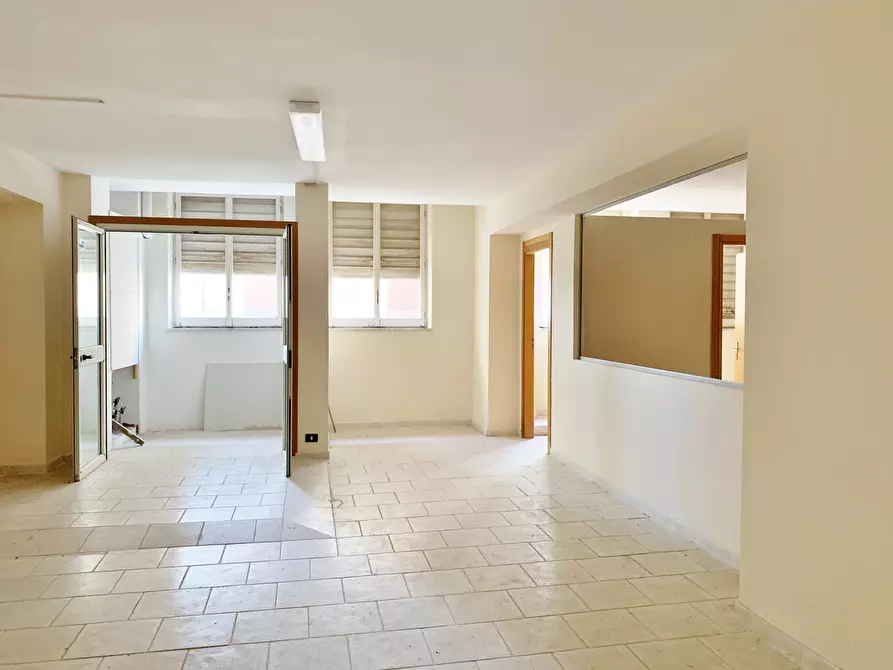 Immagine 12 di Magazzino in vendita  a Catanzaro