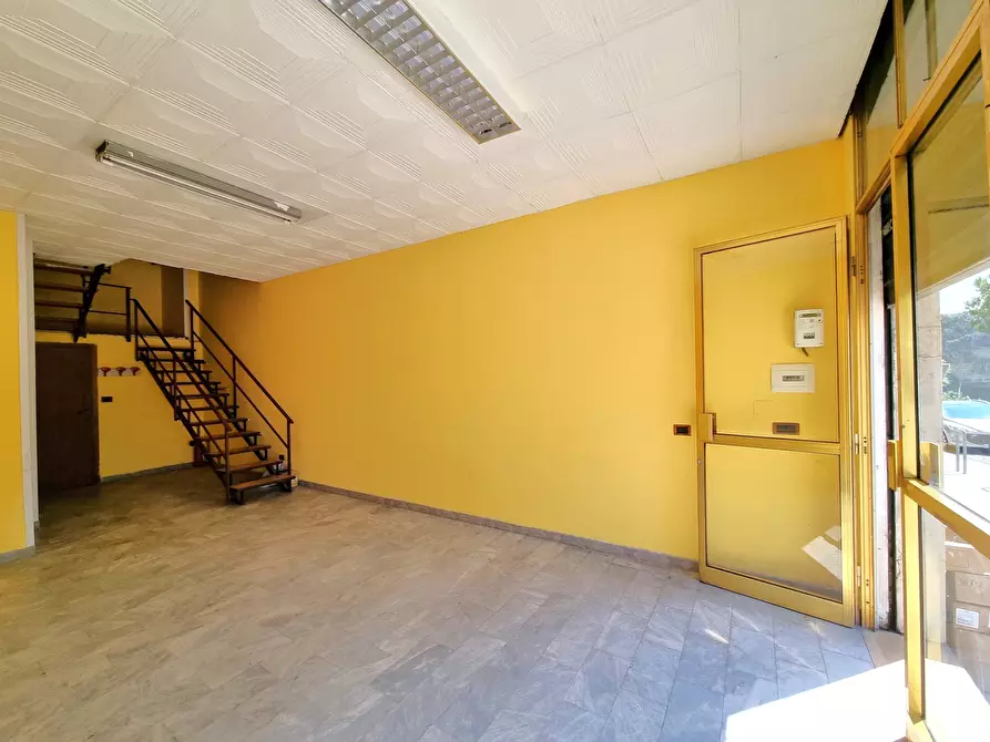 Immagine 4 di Locale commerciale in vendita  in Viale dei Bizantini 23 a Catanzaro