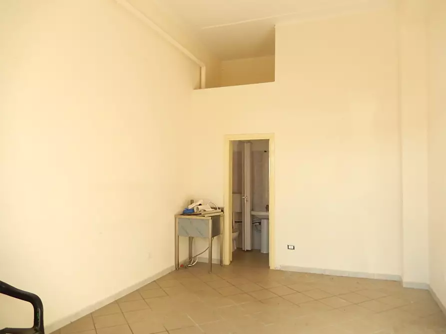 Immagine 3 di Locale commerciale in vendita  a Catanzaro