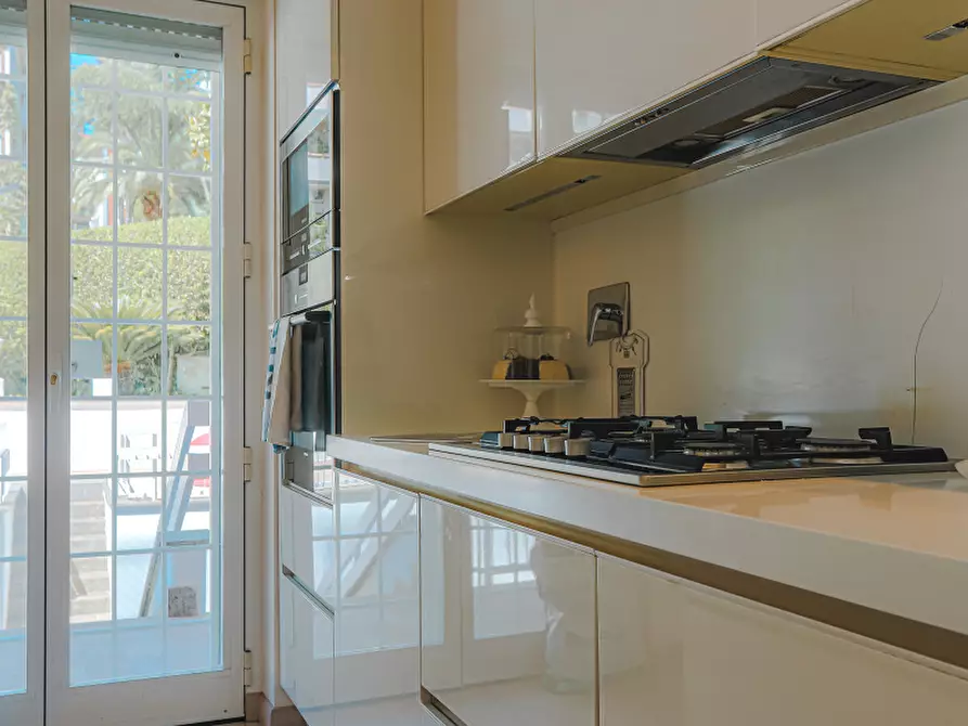 Immagine 5 di Pentalocale in vendita  in Via Misurina a Roma